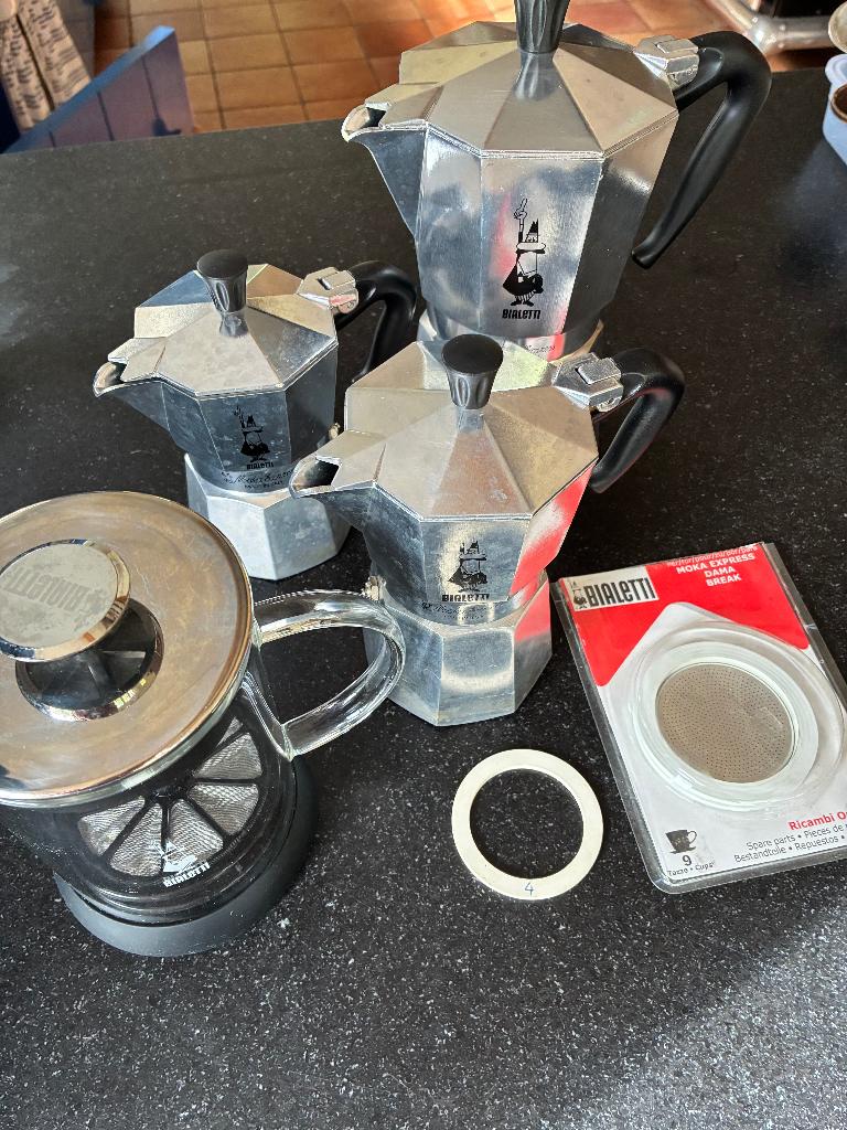 Bialetti Moka Express set van 3 + melkopschuimer, Afneembaar waterreservoir, Gebruikt, Espresso apparaat, Gemalen koffie
