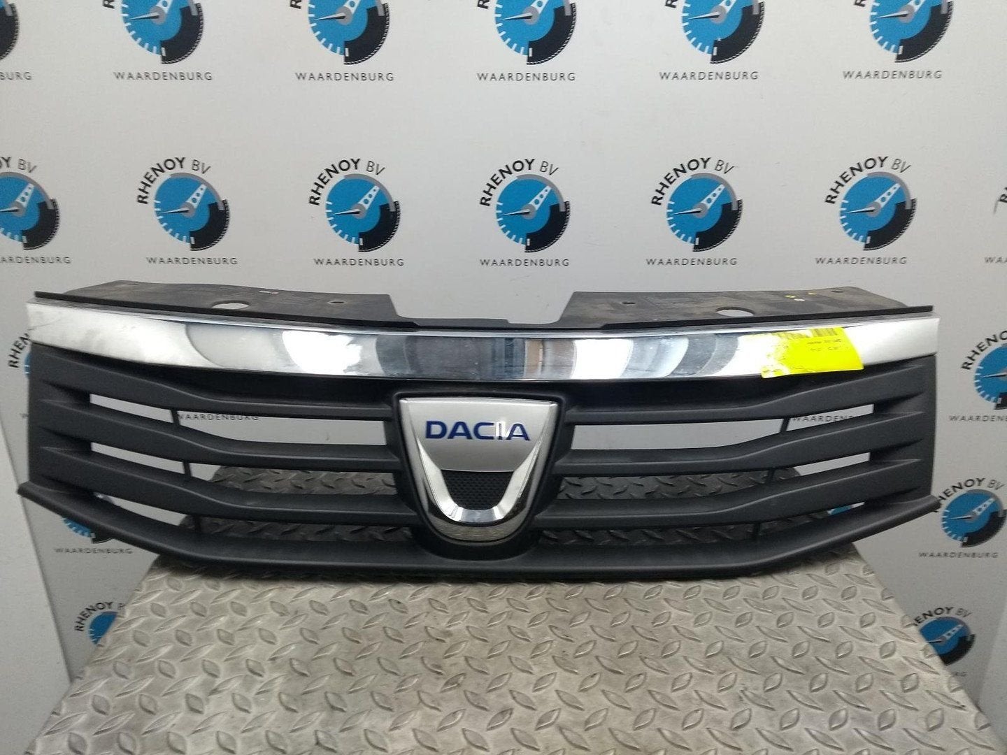 DACIA SANDERO 1.2 LAUREATE LPG GRILLE 2011, Auto-onderdelen, Ophalen of Verzenden, Gebruikt, ARN erkend