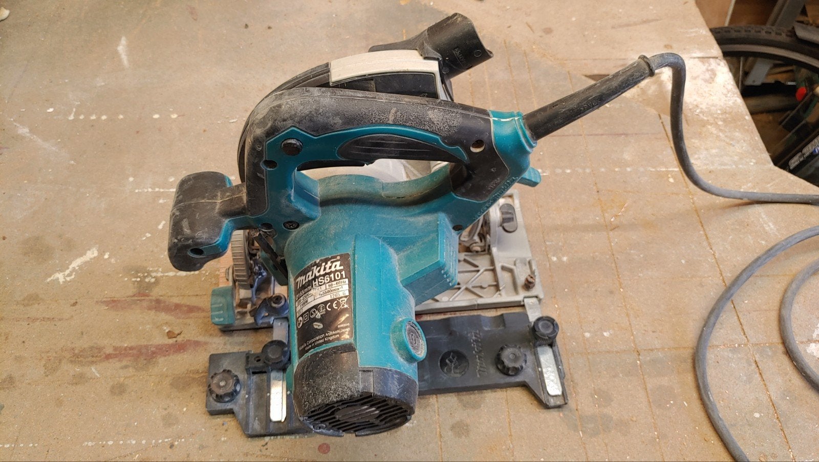 Makita HS6101 Cirkelzaag - 165mm, 1100W, Doe-het-zelf en Verbouw, Ophalen, Gebruikt, Cirkelzaag, 70 mm of meer