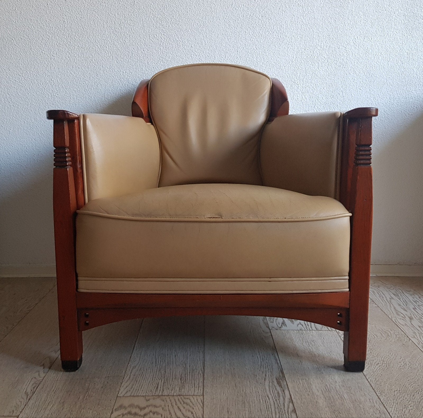 Schuitema fauteuil in beige leer en hout, Ophalen of Verzenden