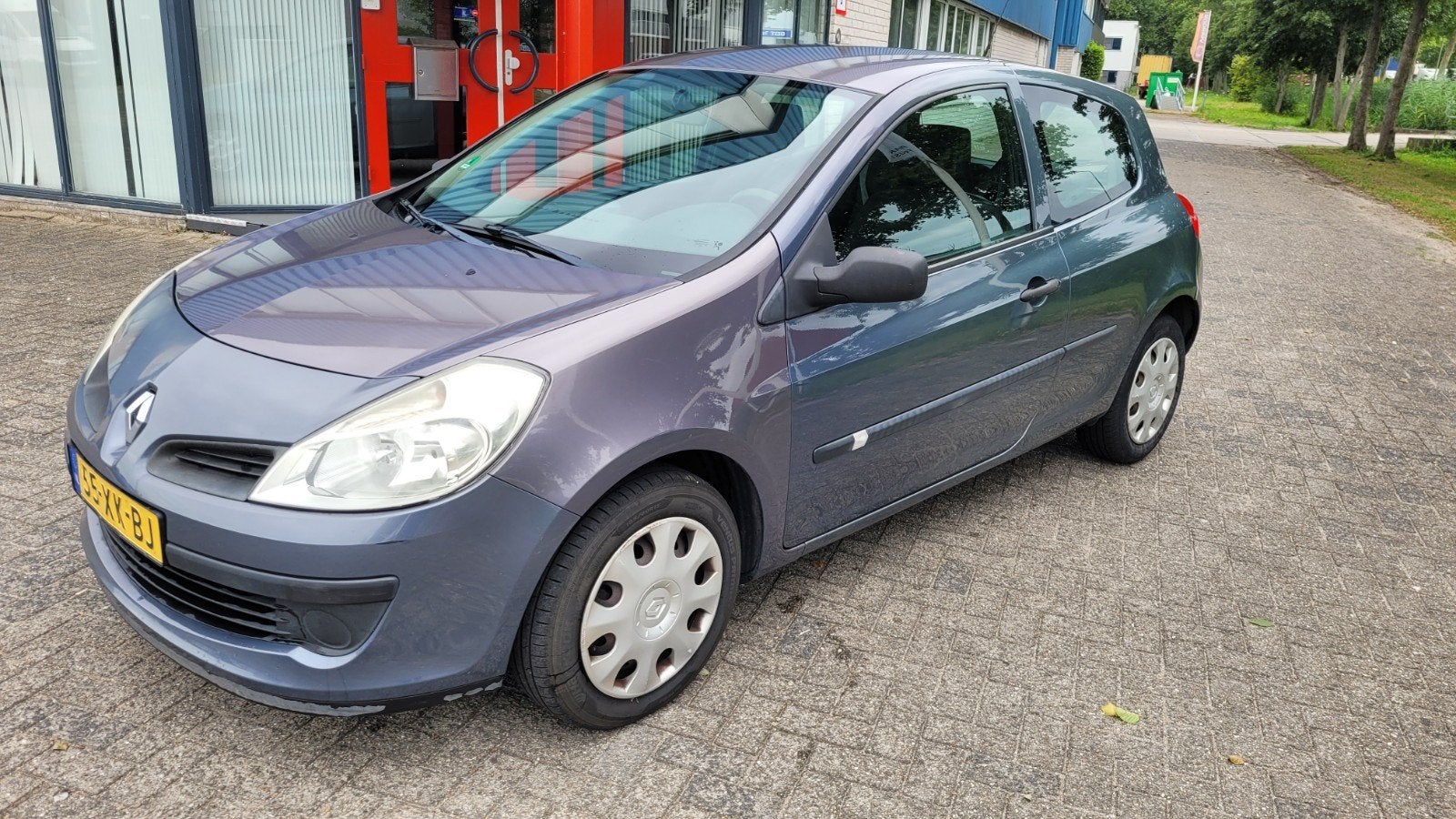 Renault Clio 1.4 16V 72KW 3-DRS E4 2007 nieuwe apk / airco, Auto's, Renault, Voorwielaandrijving, Euro 5, Zwart, 4 cilinders