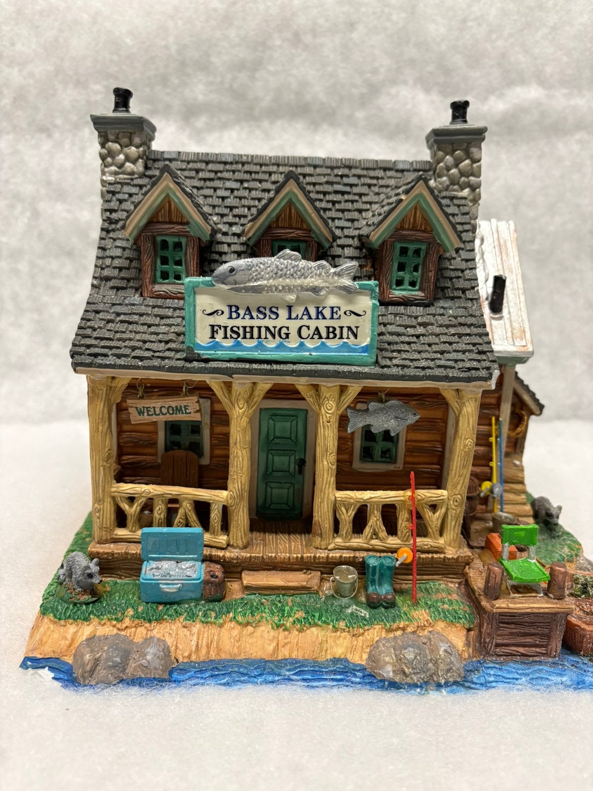 Lemax Bass Lake Fishing Cabin- retired, Diversen, L, Zo goed als nieuw, L, L