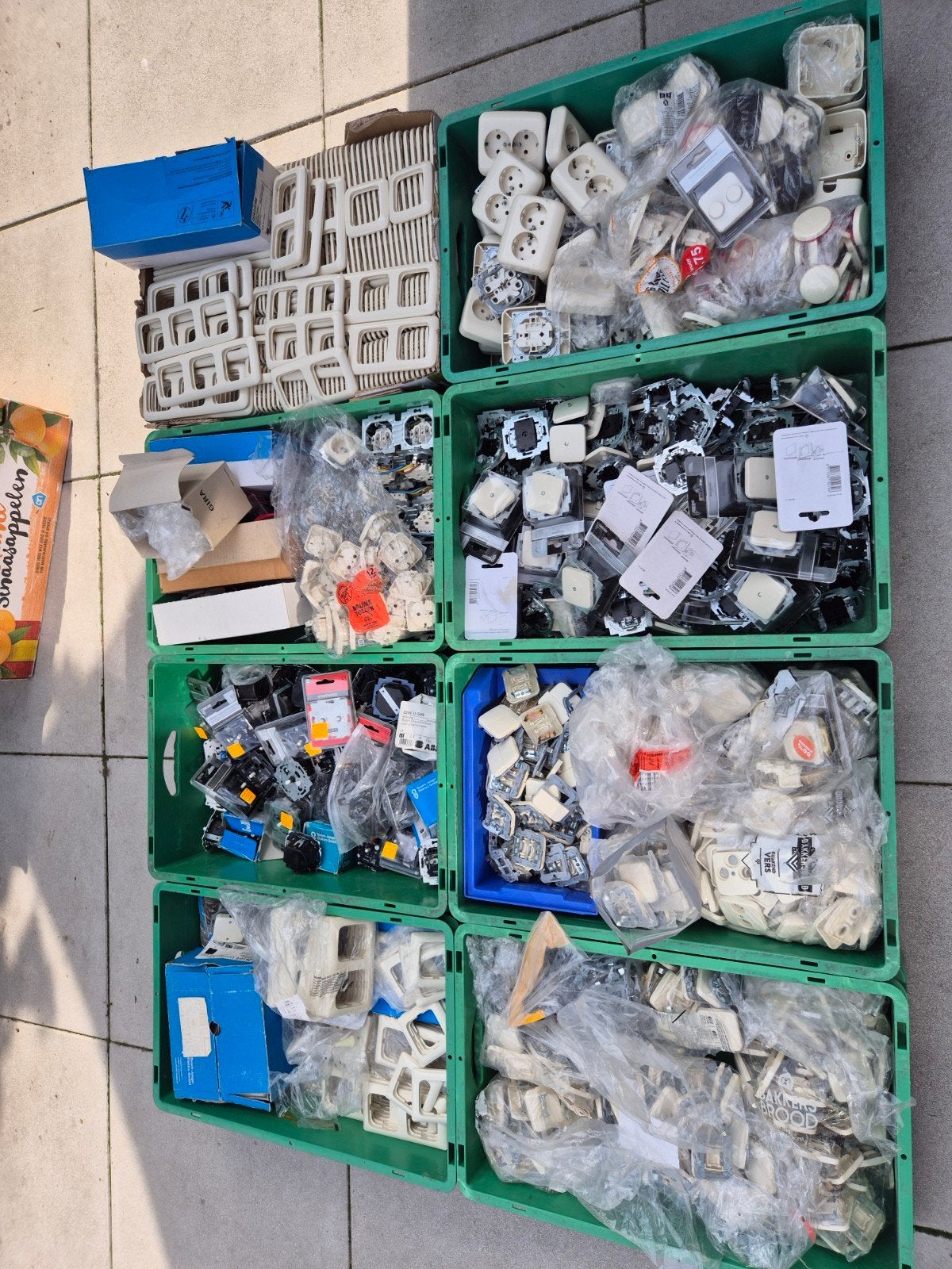 Grote partij Busch-Jaeger schakelmateriaal crème-50% kortin, Doe-het-zelf en Verbouw, Elektra en Kabels, Busch&Jaeger, Ophalen of Verzenden