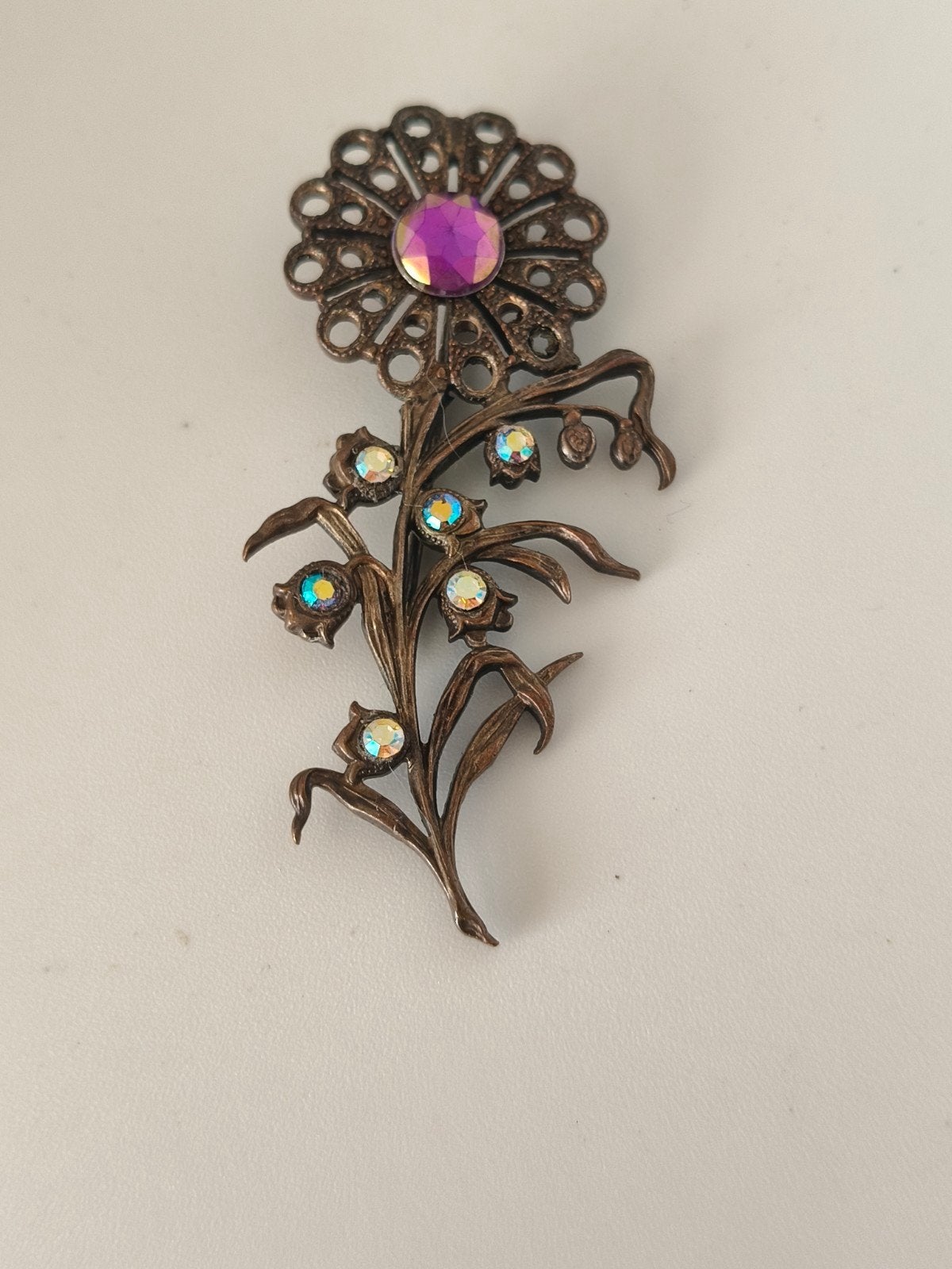 Vintage bronzen broche met paarse strass en kristallen, Sieraden, Tassen en Uiterlijk, Broches, Brons, 4 tot 7 cm, Gebruikt, Paars