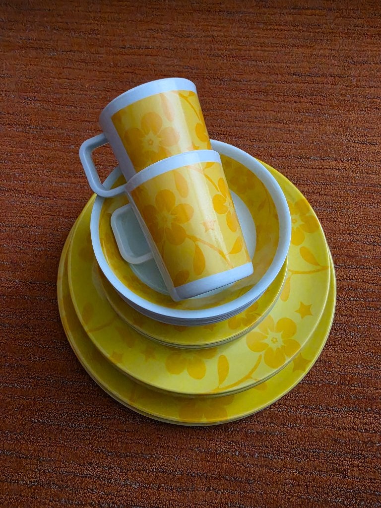 Geel servies met bloemmotief, Ophalen of Verzenden, Zo goed als nieuw