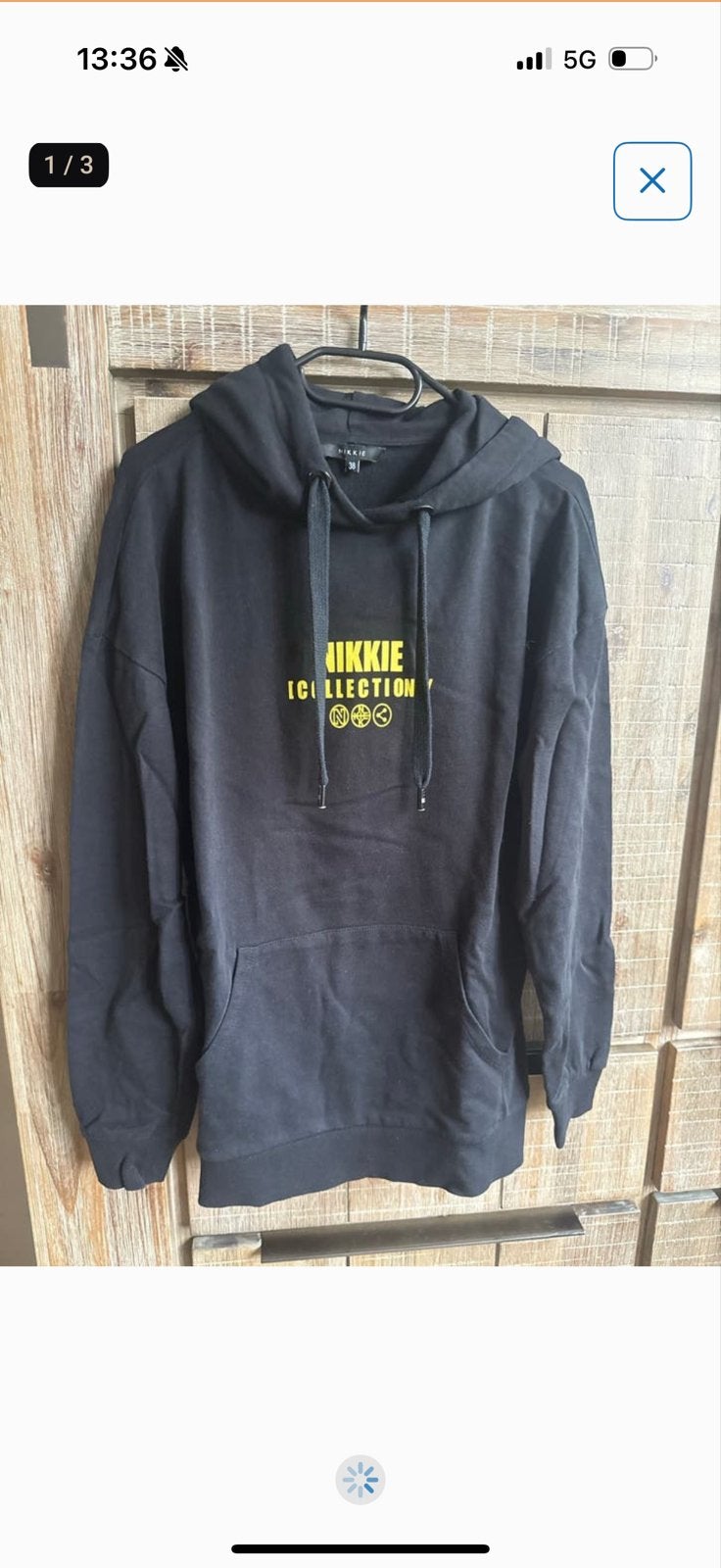 Nikkie hoodie zwart met gele opdruk - Maat 38, Ophalen of Verzenden, Zo goed als nieuw, Maat 38/40 (M), Zwart