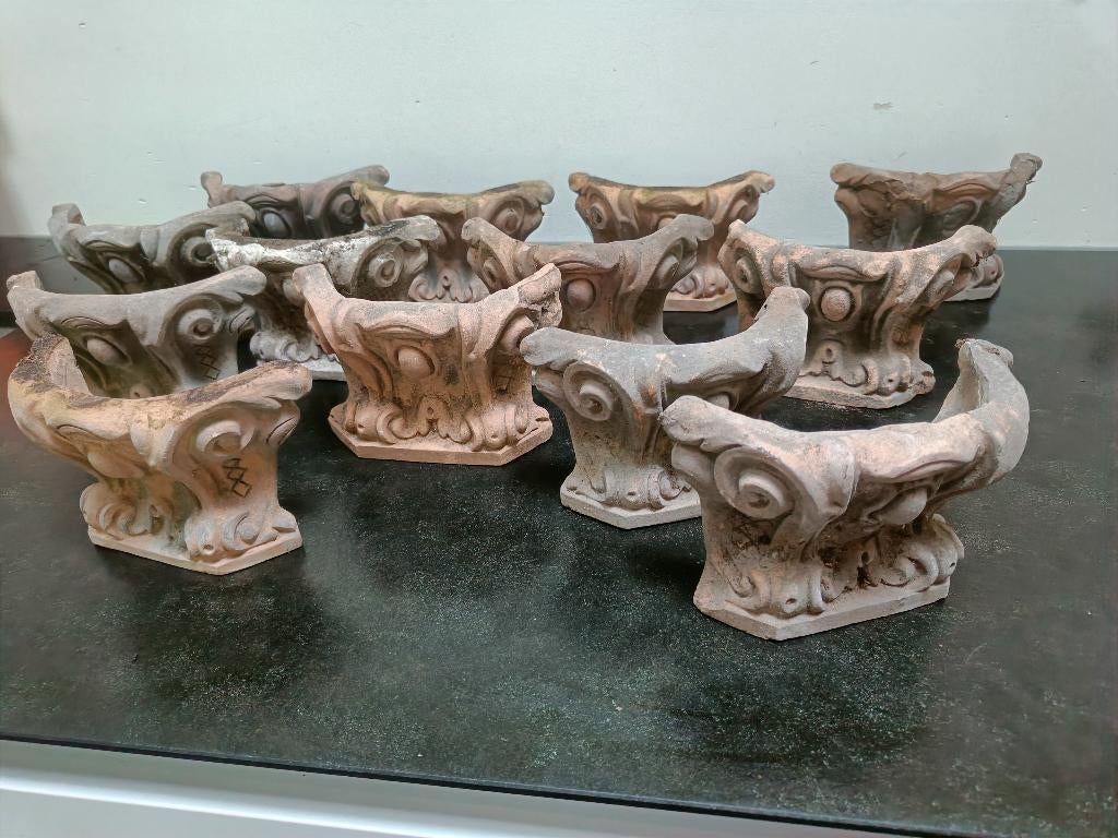 12 antieke kapiteelornamenten, terracotta, Ophalen of Verzenden
