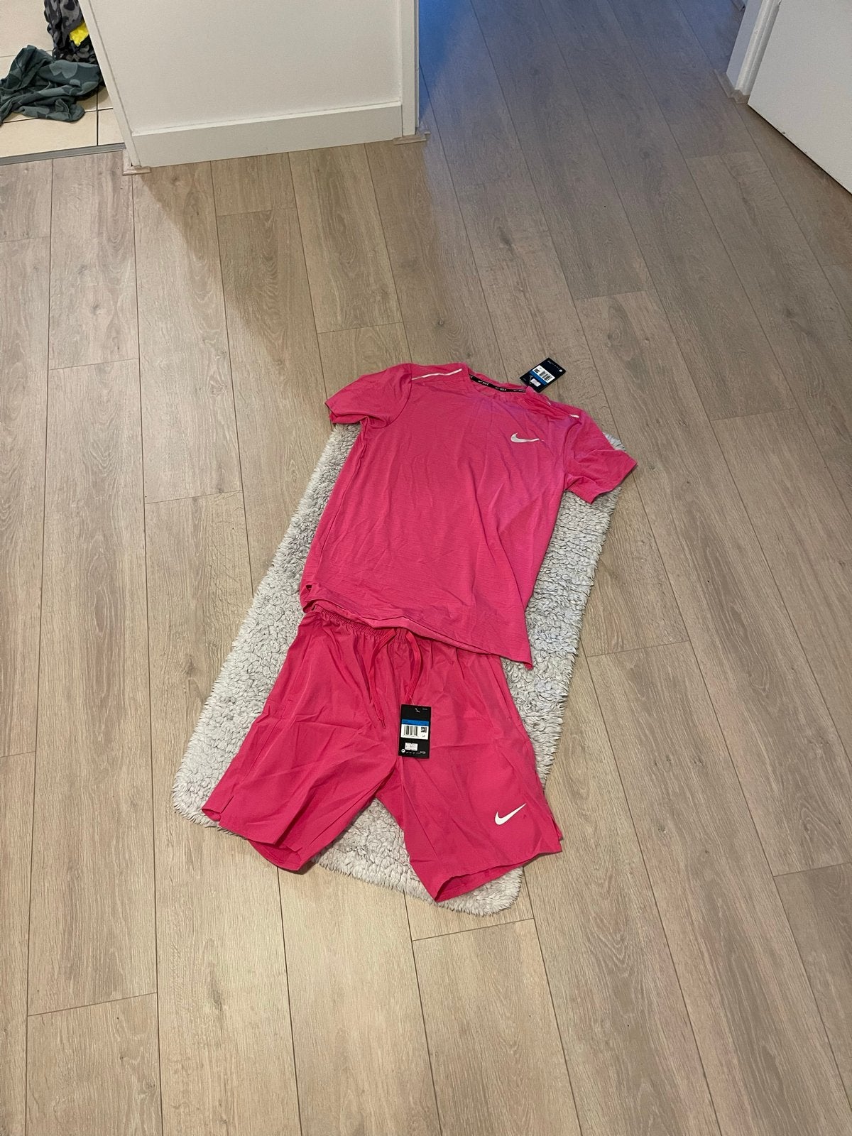Nike Miller Setje - Hardloop T-shirt en Korte Broek, Ophalen of Verzenden, Nieuw, Roze, Hardlopen of Fietsen