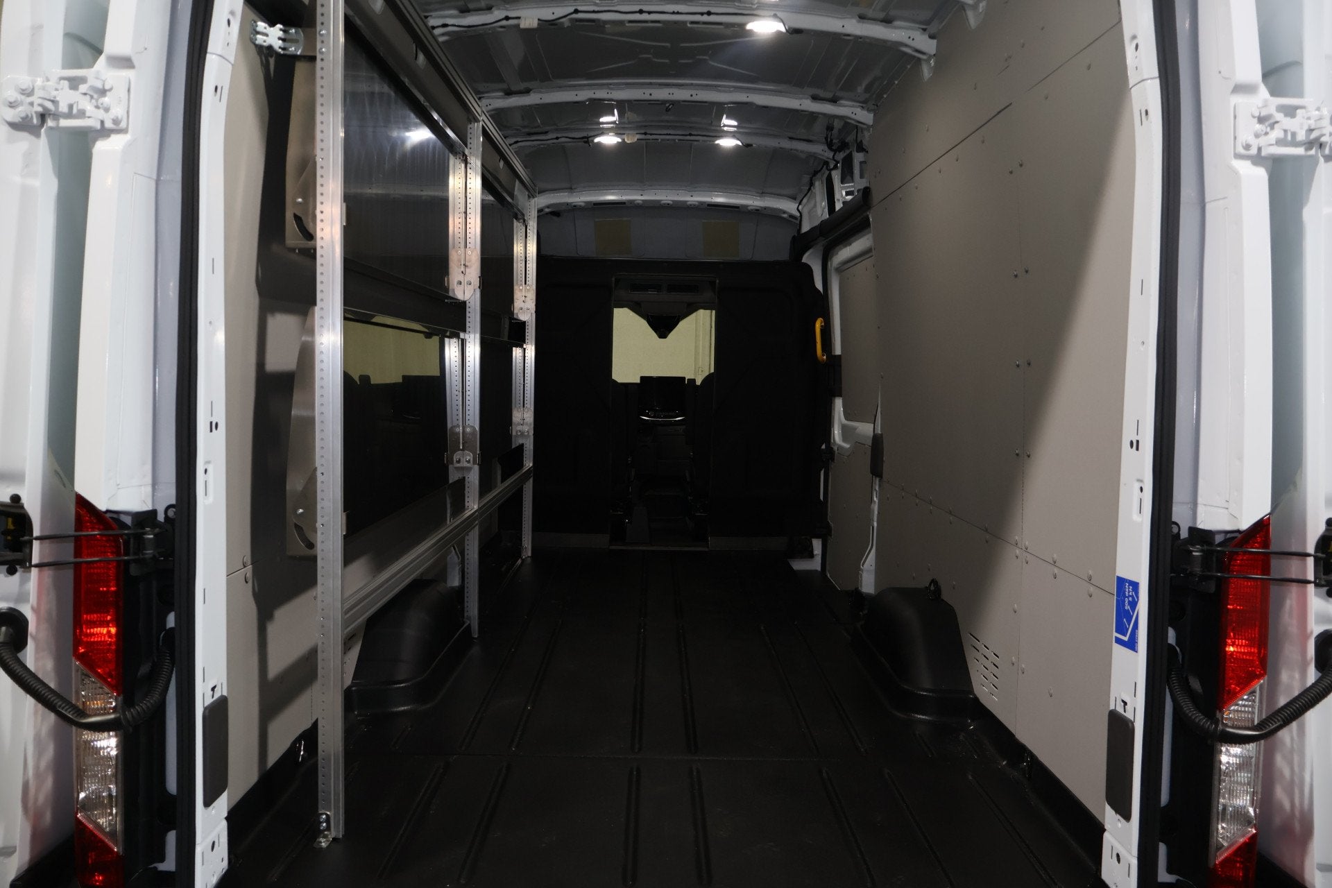 Ford E-Transit 350 L4 H3 Trend 68 kWh Post NL Inrichting, Auto's, Bestelauto's, Automaat, Gebruikt, 750 kg, Wit