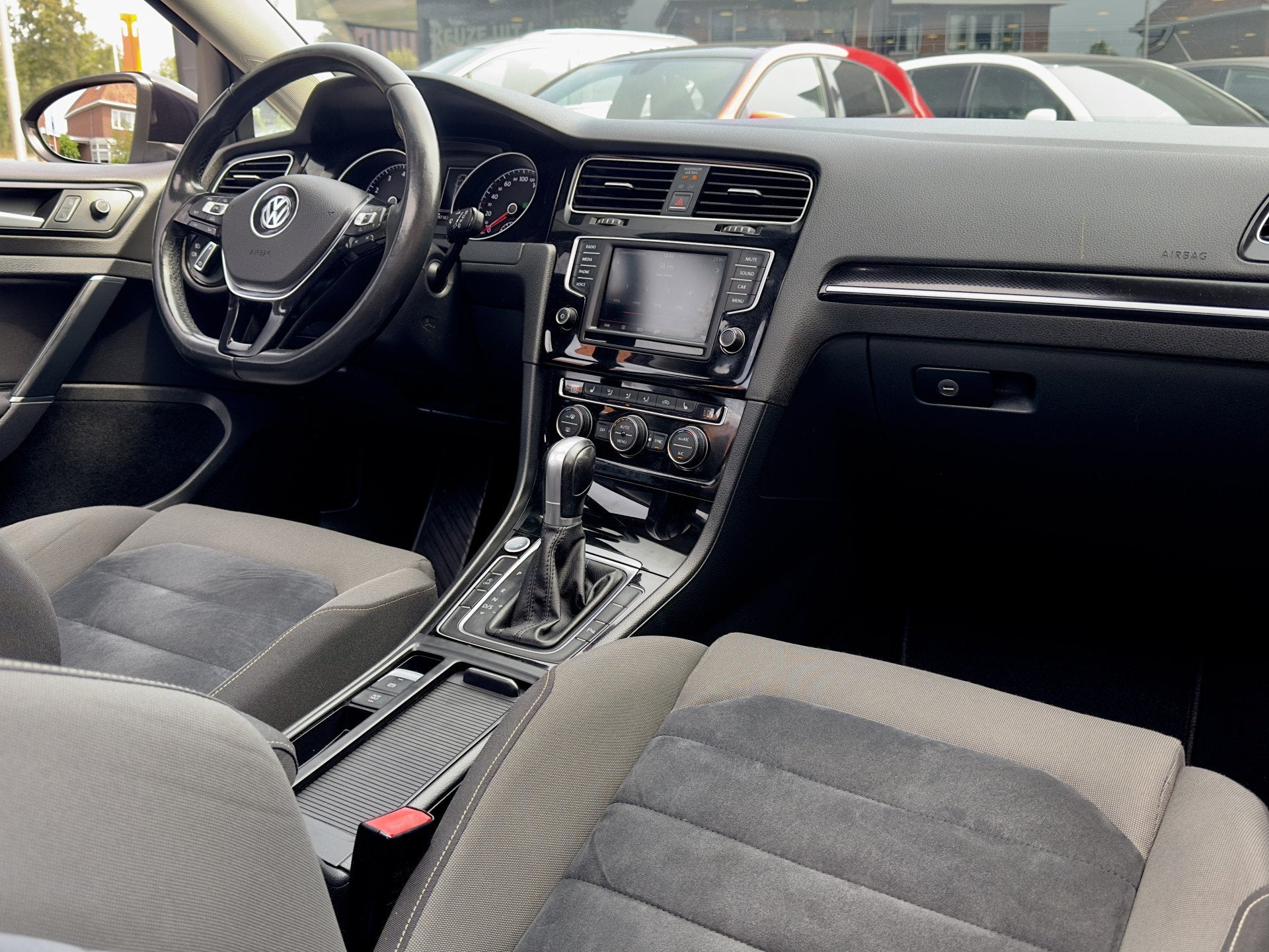 Volkswagen Golf Variant 1.4 TSI AUT7 CONNECTED SERIES PANODA, Euro 6, 4 cilinders, Leder en Stof, Zwart