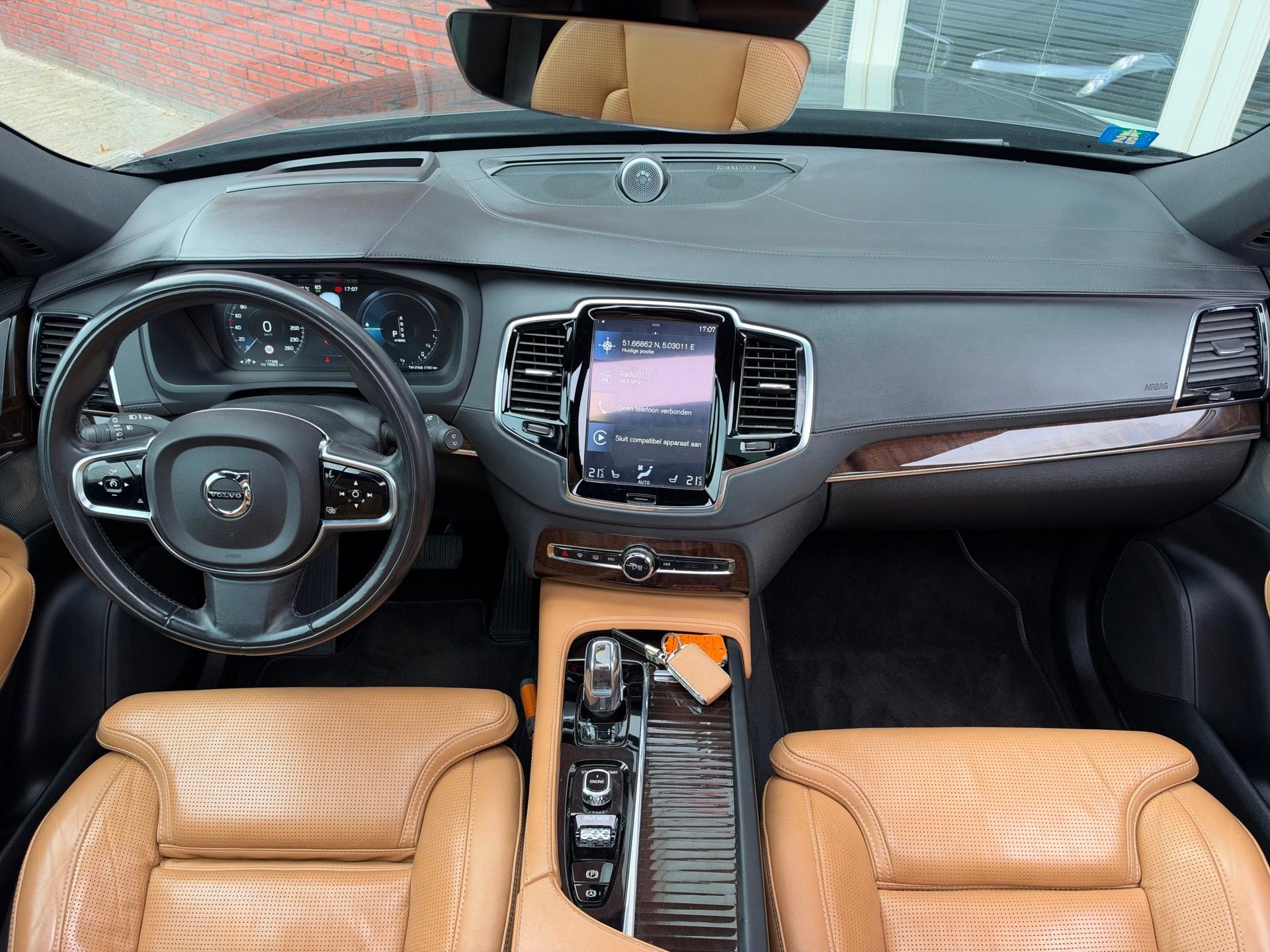 Volvo XC90 2.0 T8 Twin Engine AWD Inscription / Pano / Leder, Dealer onderhouden, Gebruikt, 7 stoelen, Zwart