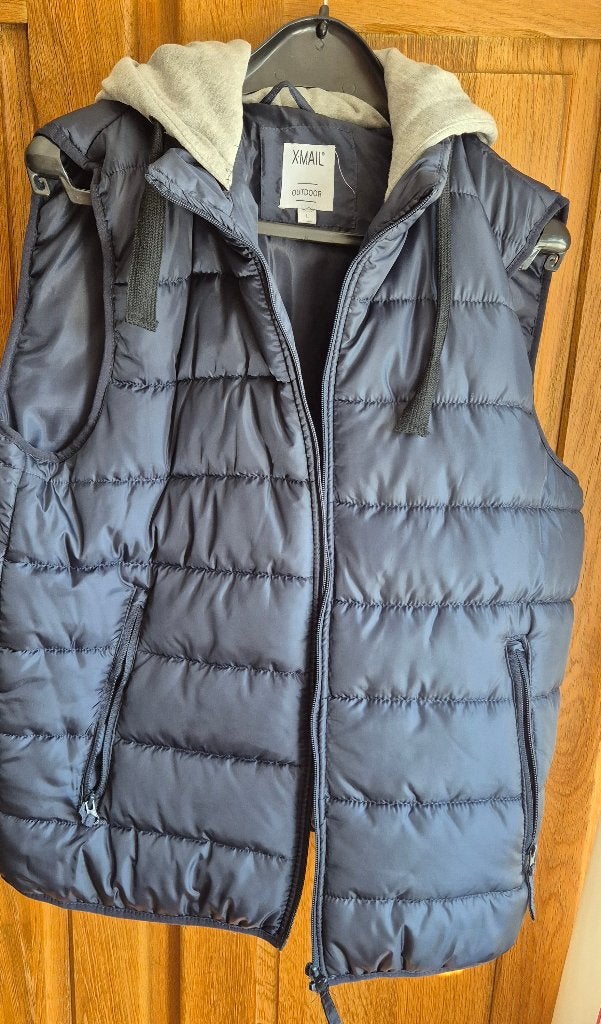 Mooie dikkere bodywarmer met capuchon, Ophalen, Zo goed als nieuw, XMAIL Outdoor, Maat 48/50 (M)