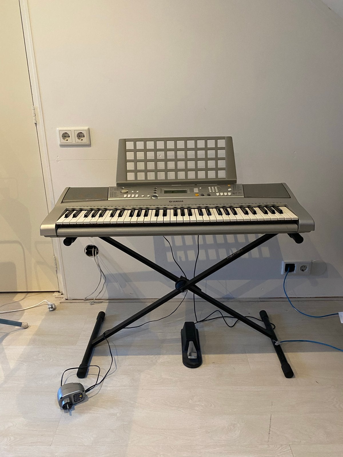 Yamaha Keyboard met standaard en pedaal, Muziek en Instrumenten, Ophalen, Yamaha, Aanslaggevoelig, 61 toetsen