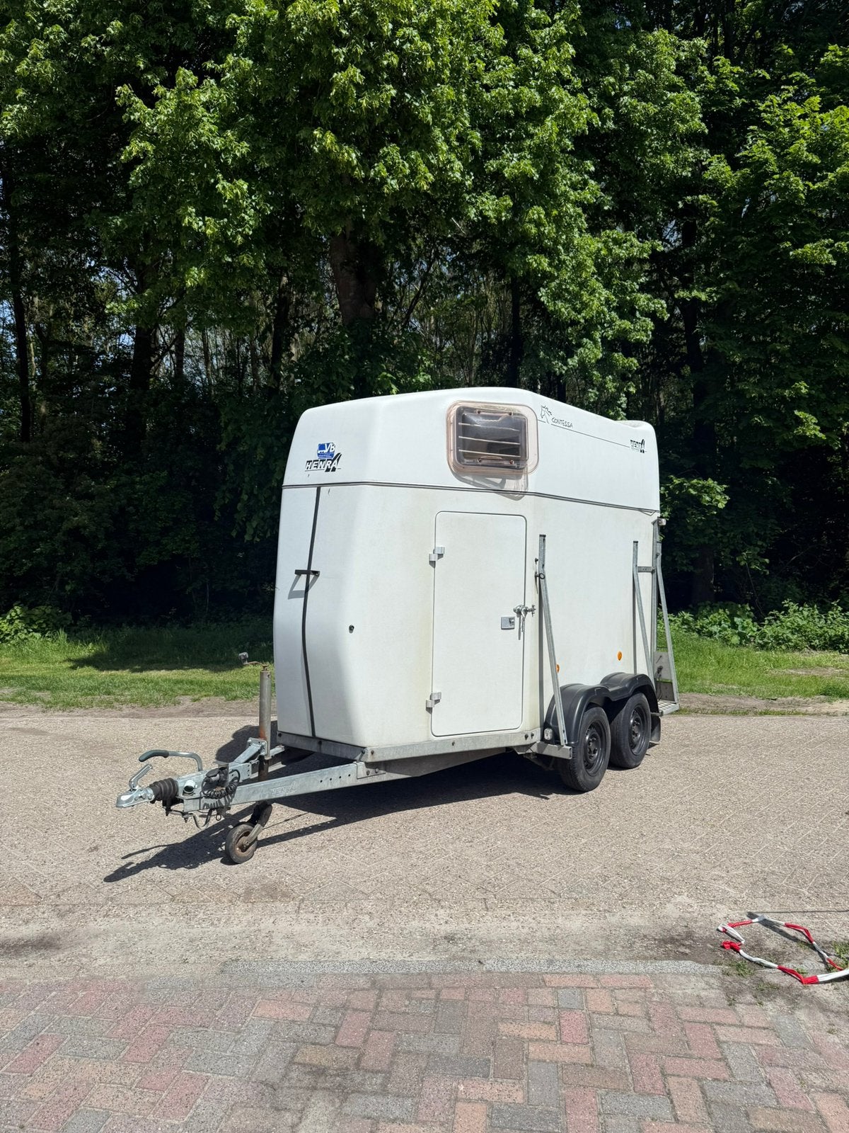 Henra polyester tweepaards paardentrailer met zadelkamer., Dieren en Toebehoren, Paarden en Pony's | Trailers en Aanhangwagens