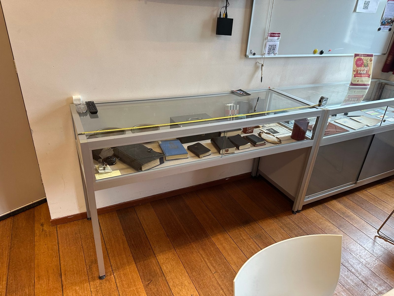 Glazen vitrinekast met aluminium frame, Ophalen, Met plank(en), Gebruikt, 150 tot 200 cm