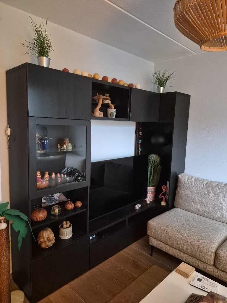 IKEA BESTÅ tv-wand / vitrinekast – zwartbruin, Huis en Inrichting, Ophalen, Zo goed als nieuw