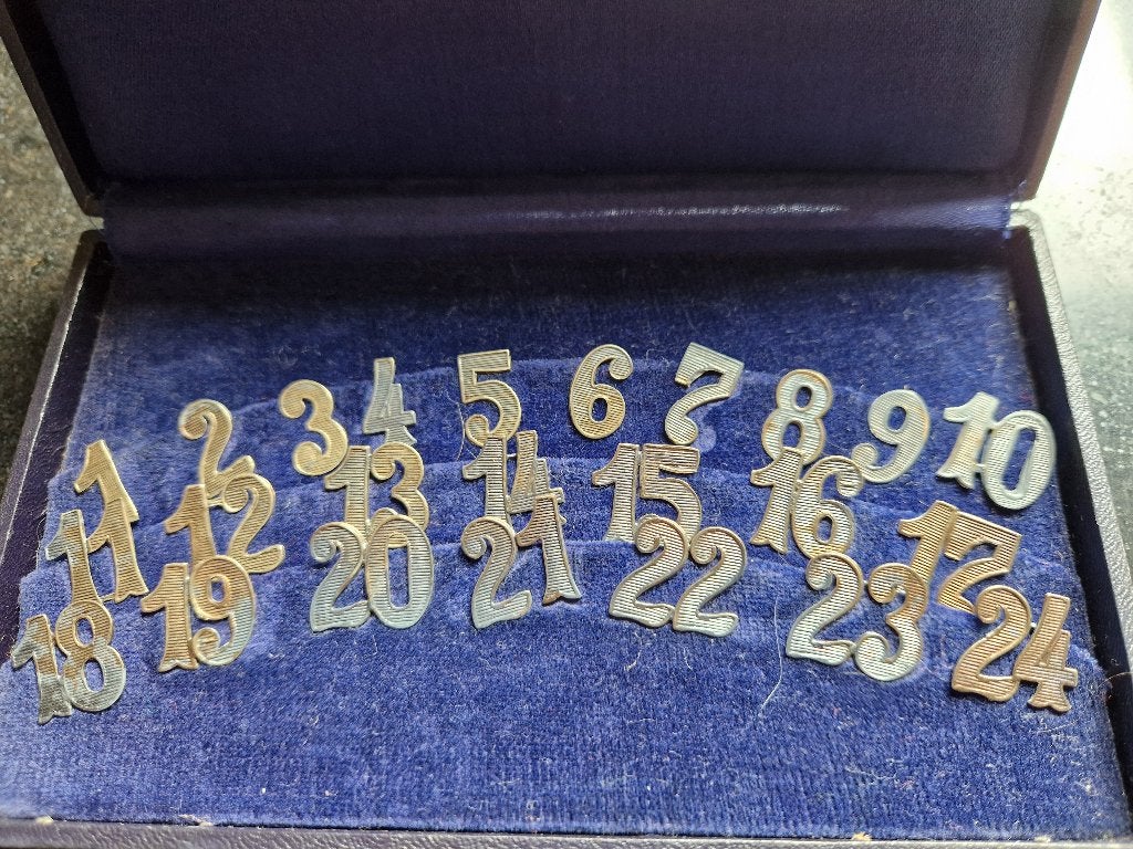 Set van 24 alpacca tafel-/ glasnummers in originele doos., Ophalen of Verzenden