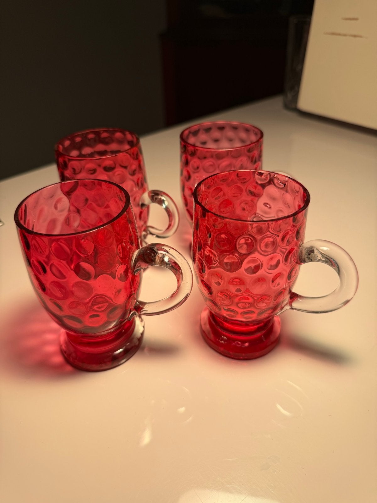Vintage cranberry kleurige glazen mokjes  duimafdrukpatroon, Antiek en Kunst, Ophalen of Verzenden