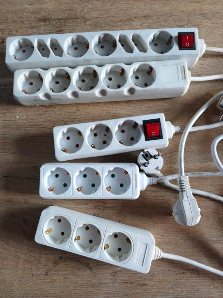 5x Geaarde Stekkerdozen - Diverse Lengtes (1.5m - 4m), Doe-het-zelf en Verbouw, Elektra en Kabels, Ophalen of Verzenden, Kabel of Snoer