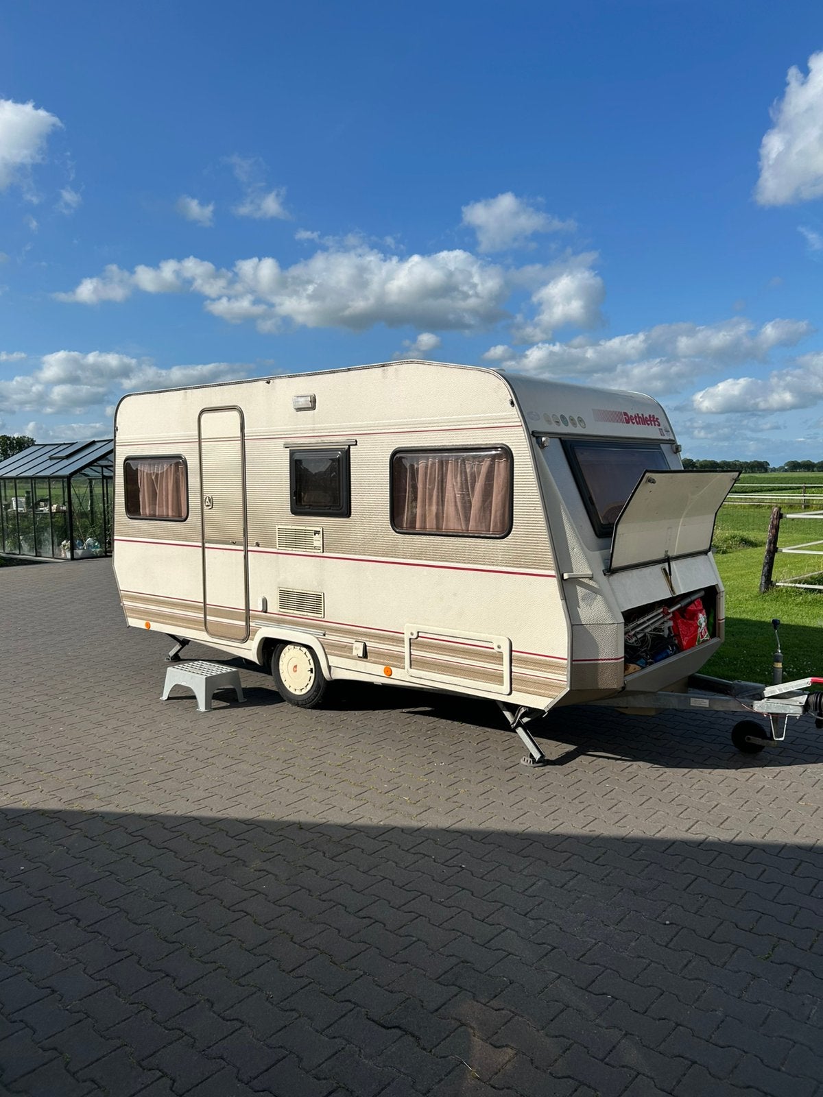 Leuke Dethleffs NewLine 450 caravan,voortent,fietsendrager, Vast bed, Ringverwarming, Rondzit, 750 - 1000 kg