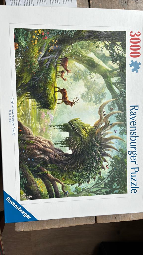 Prachtige puzzel - draak in het mooie bos met herten, Hobby en Vrije tijd, Denksport en Puzzels, Ophalen of Verzenden, Meer dan 1500 stukjes