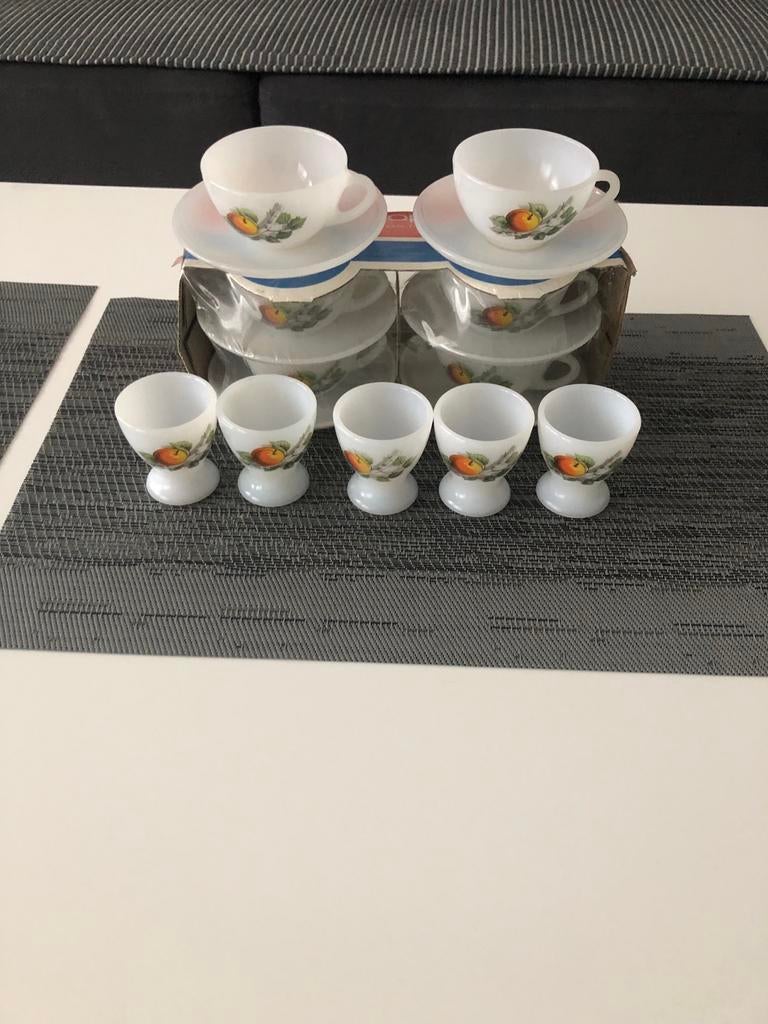 Vintage koffiekopjes en eierdopjes met fruitdecor, Ophalen, Overige stijlen, Kop(pen) en/of Schotel(s), Glas