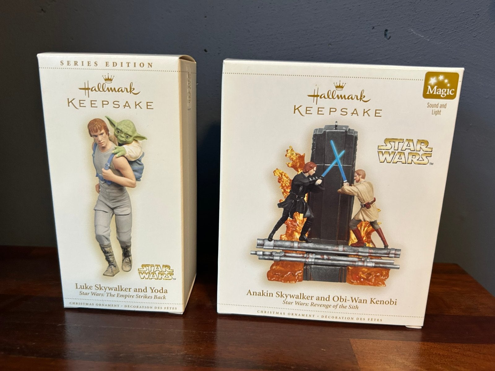 2 KERSTORNAMENTEN - HALLMARK, Ophalen of Verzenden, Zo goed als nieuw, Actiefiguurtje