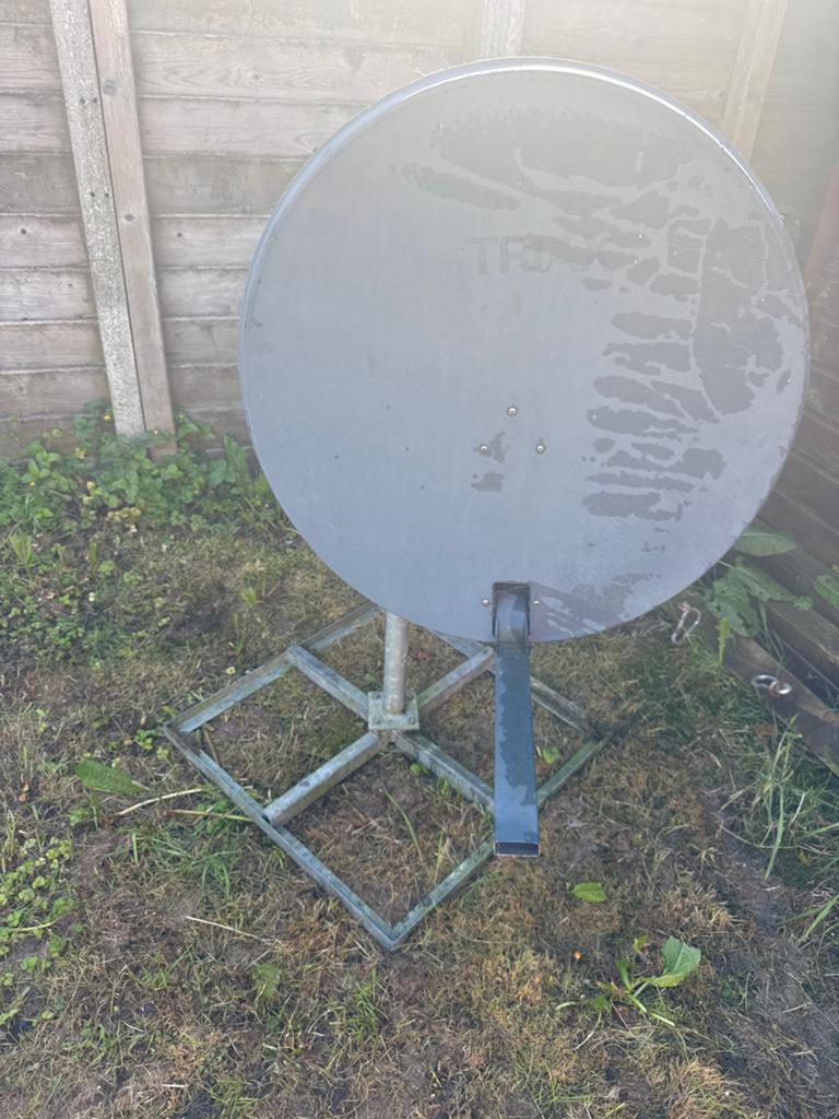 Schotelantenne met standaard - Gebruikt, Ophalen of Verzenden, Gebruikt, (Schotel)antenne, Overige merken