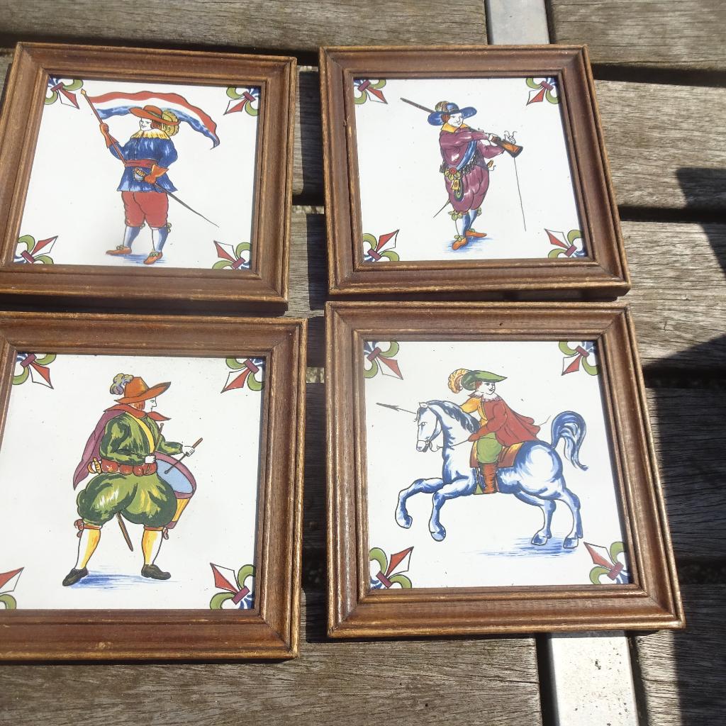 4 antieke tegeltjes met militairen, Ophalen of Verzenden
