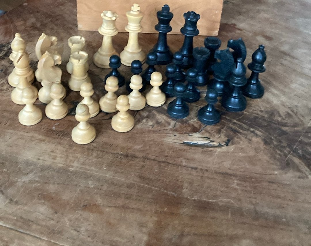 Oude schaak stukken van een schaakspel zonder bord, Ophalen of Verzenden, Zo goed als nieuw