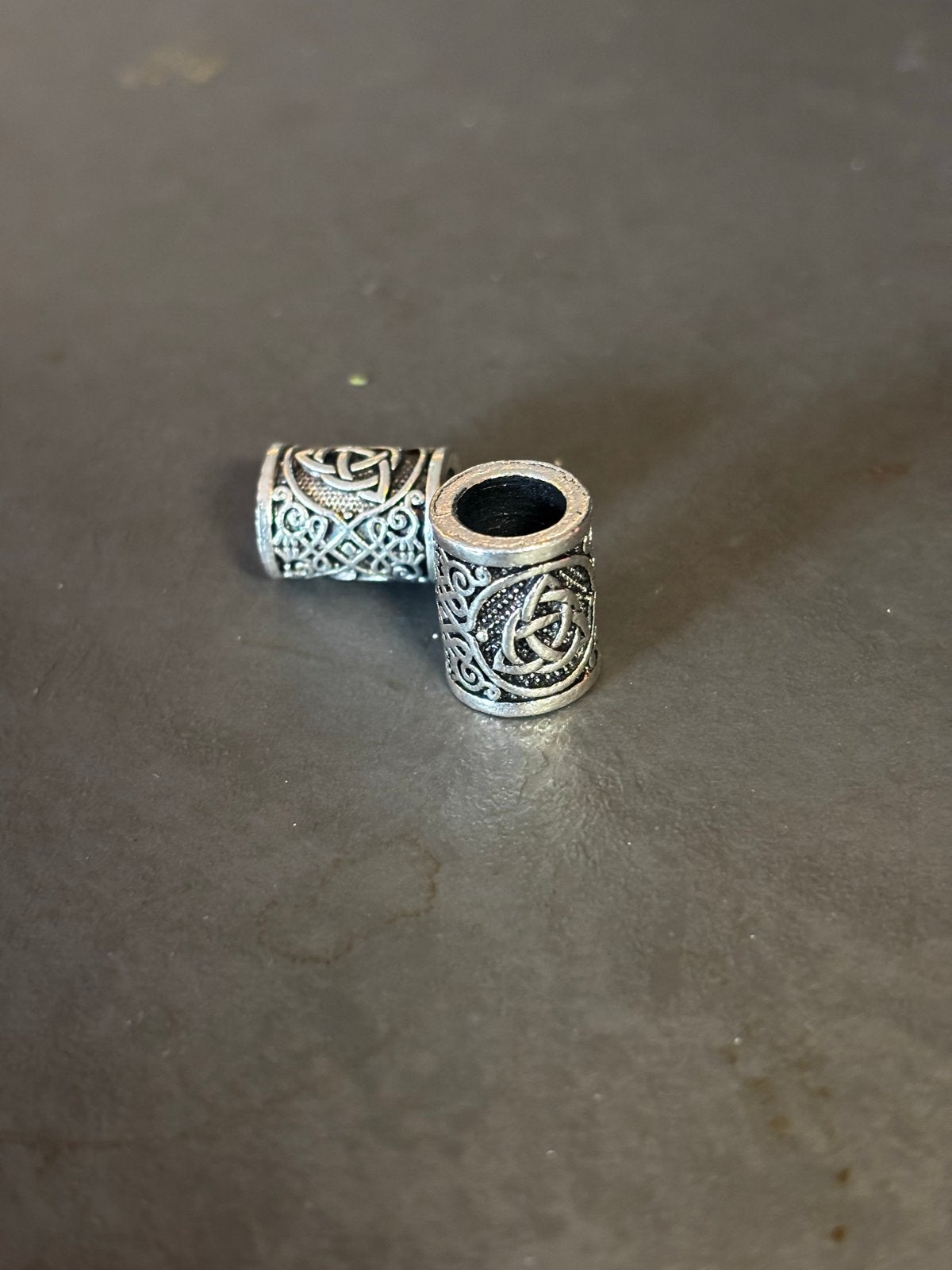 Zilverkleurige metalen bedels met Keltisch knoop design, Overige merken, Overige materialen, Nieuw, Ophalen of Verzenden
