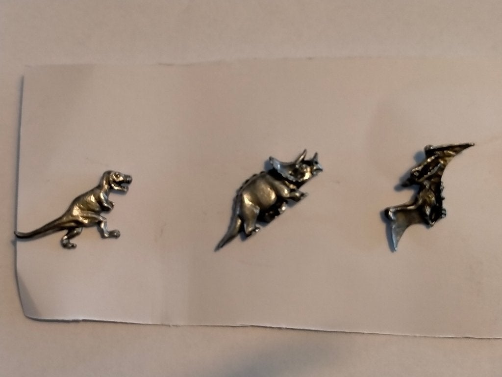 Dino Dinosaurus T-rex Triceratops pins set dino's, Verzamelen, Speldjes, Pins en Buttons, Verzenden, Zo goed als nieuw, Overige onderwerpen