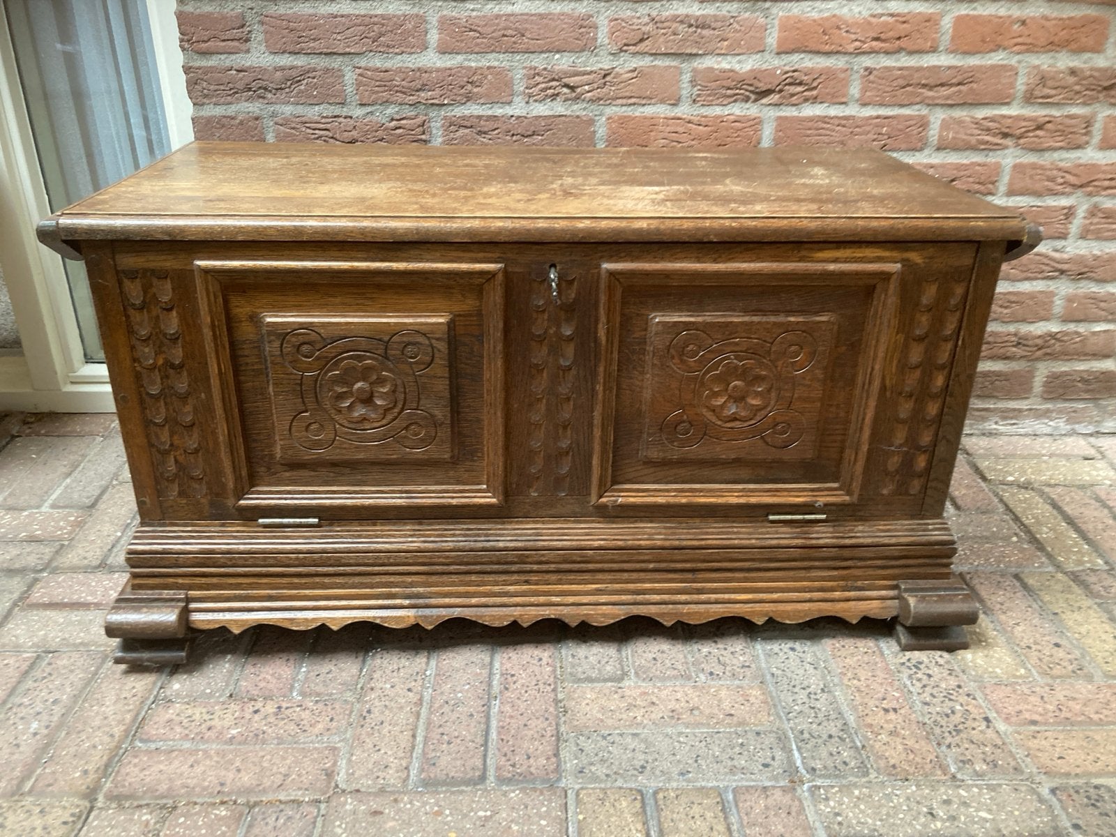 Antieke eikenhouten kist met houtsnijwerk, Ophalen