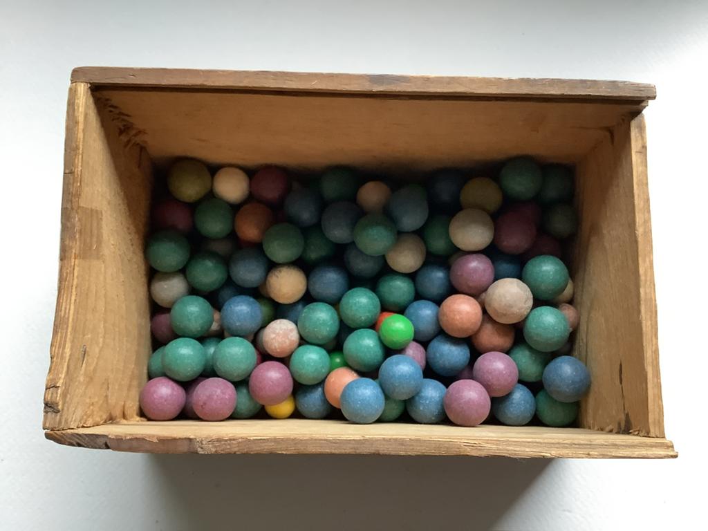 160 antieke klei knikkers 19-20e eeuw in houten kist, Ophalen of Verzenden
