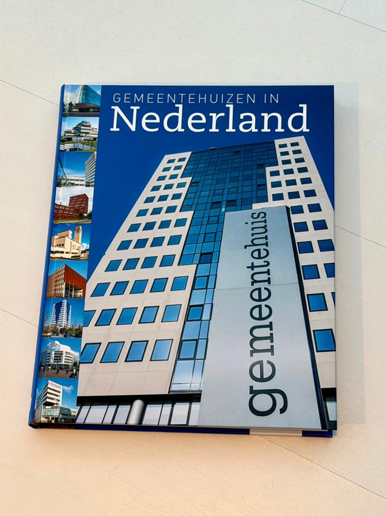 Boek “Gemeentehuizen in Nederland”, Ophalen of Verzenden, Nieuw, Overige onderwerpen