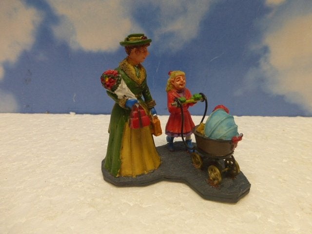 lemax out for a stroll kerstdorp poppetjes figurines beeldje, Diversen, Kerst, Ophalen of Verzenden, Zo goed als nieuw
