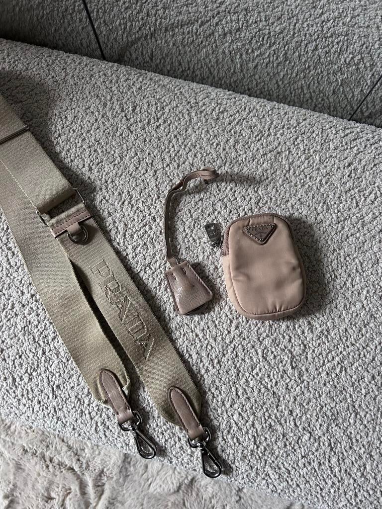 Beige Prada tas (schoudertas) met accessoires, Ophalen of Verzenden, Gebruikt, Beige, Schoudertasje