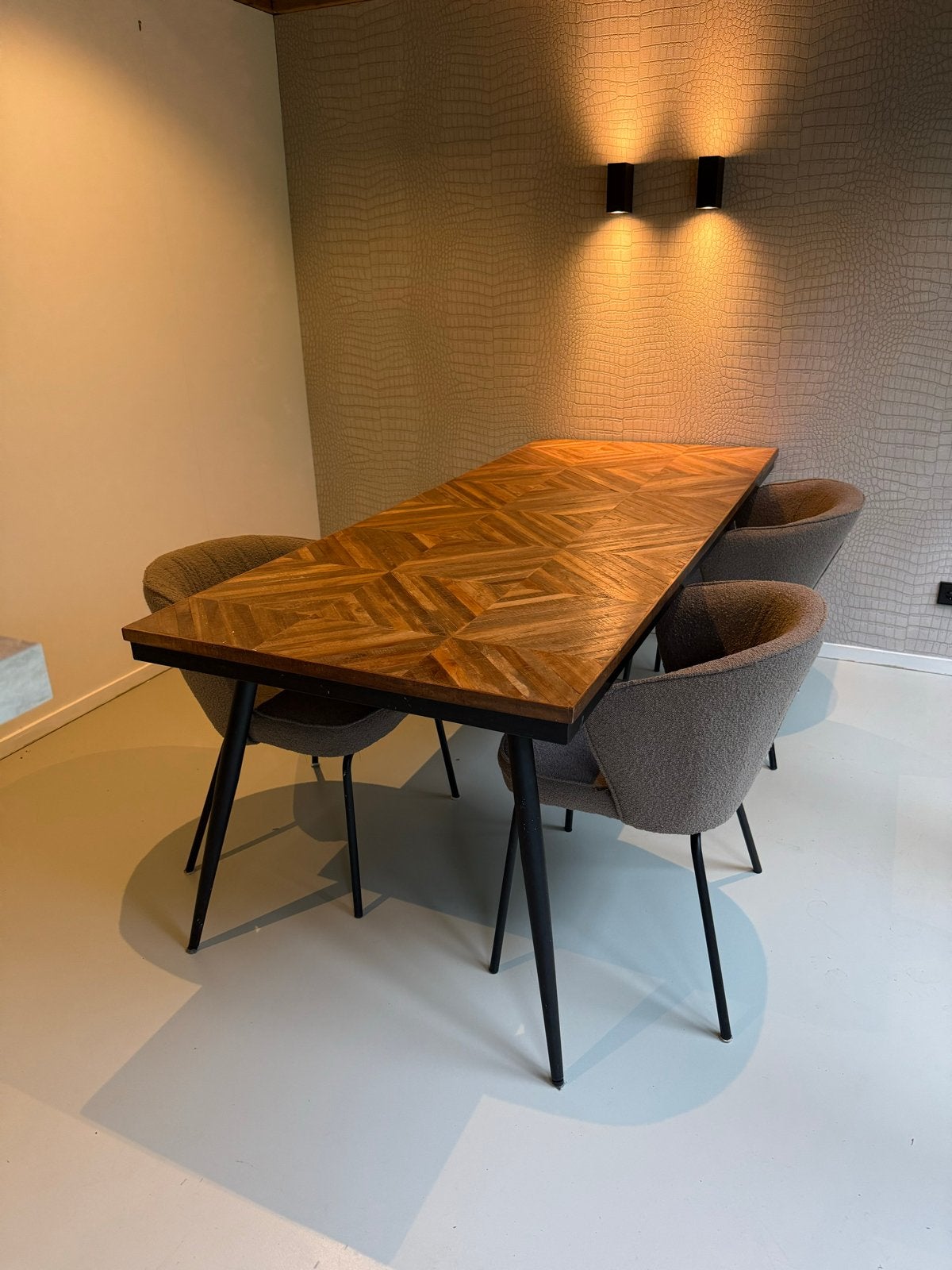 Stijlvolle eettafel met uniek houten blad en metalen poten, Ophalen, 50 tot 100 cm, Zo goed als nieuw, 150 tot 200 cm