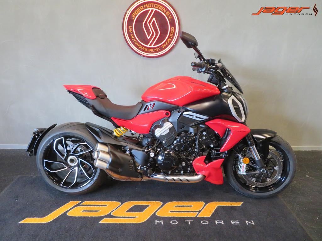 Ducati DIAVEL V4 NIEUWSTAAT HISTORIE (bj 2022), Bedrijf, 1158 cc, Naked bike