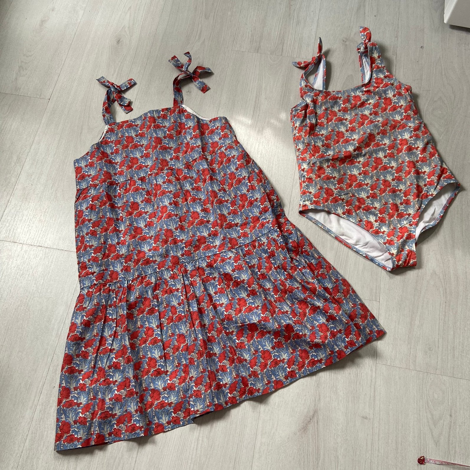 GOCCO set rood gebloemde jurk + badpak Liberty London stof, Kinderen en Baby's, Kinderkleding | Maat 146, Zo goed als nieuw, Meisje