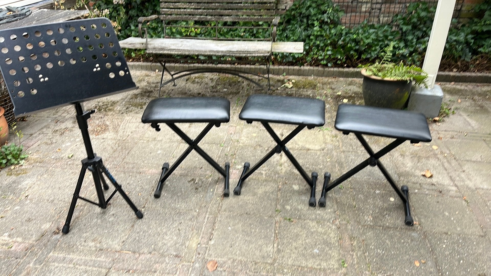 2 Muziekkrukken (pianokruk) en muziekstandaard, Ophalen