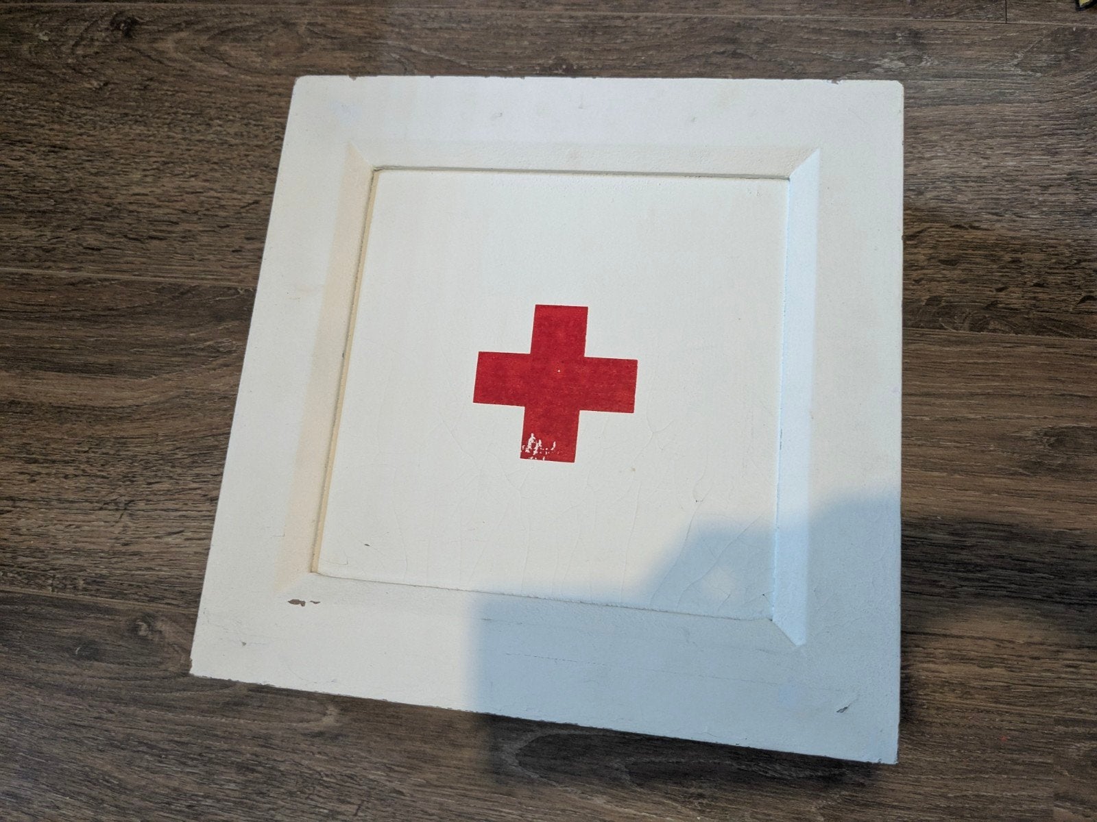 Vintage EHBO-doos / Medicijnkastje met rood kruis, Ophalen of Verzenden, Zo goed als nieuw