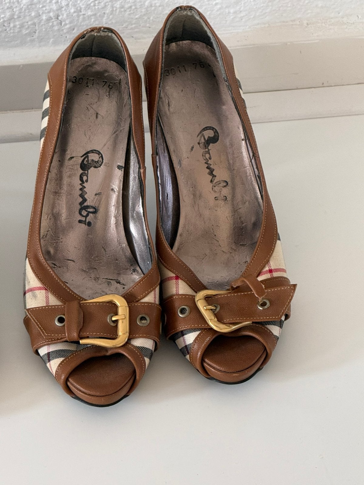 Burburry schoenen maat 37  € 5 , per paar, Ophalen, Zo goed als nieuw, Zwart, Sneakers of Gympen