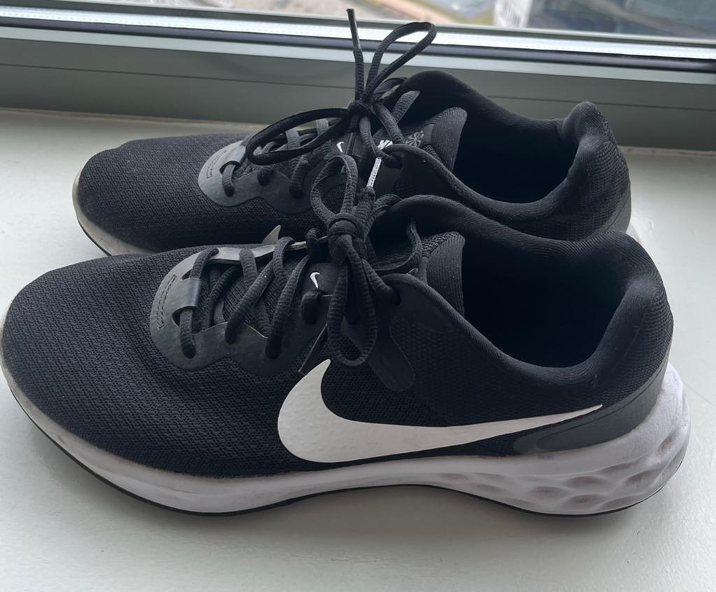 Nike Revolution Running - Black and White - Size 44, Ophalen, Zwart, Nieuw, Sneakers of Gympen