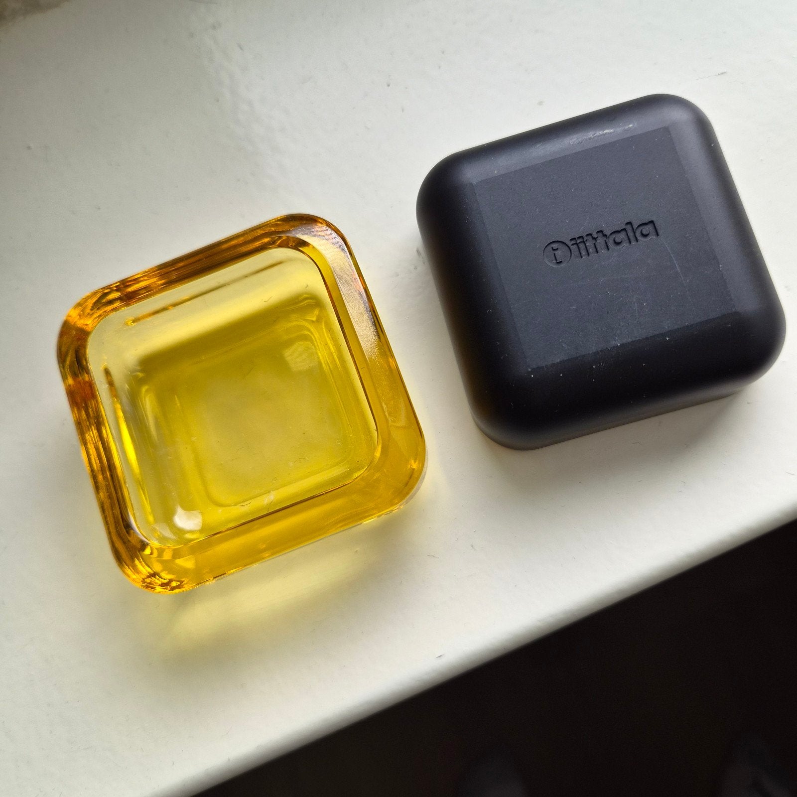 Iittala Vitriini doosje - Geel glas & donker deksel, Gebruikt, Ophalen of Verzenden, Scandinavisch, Glas