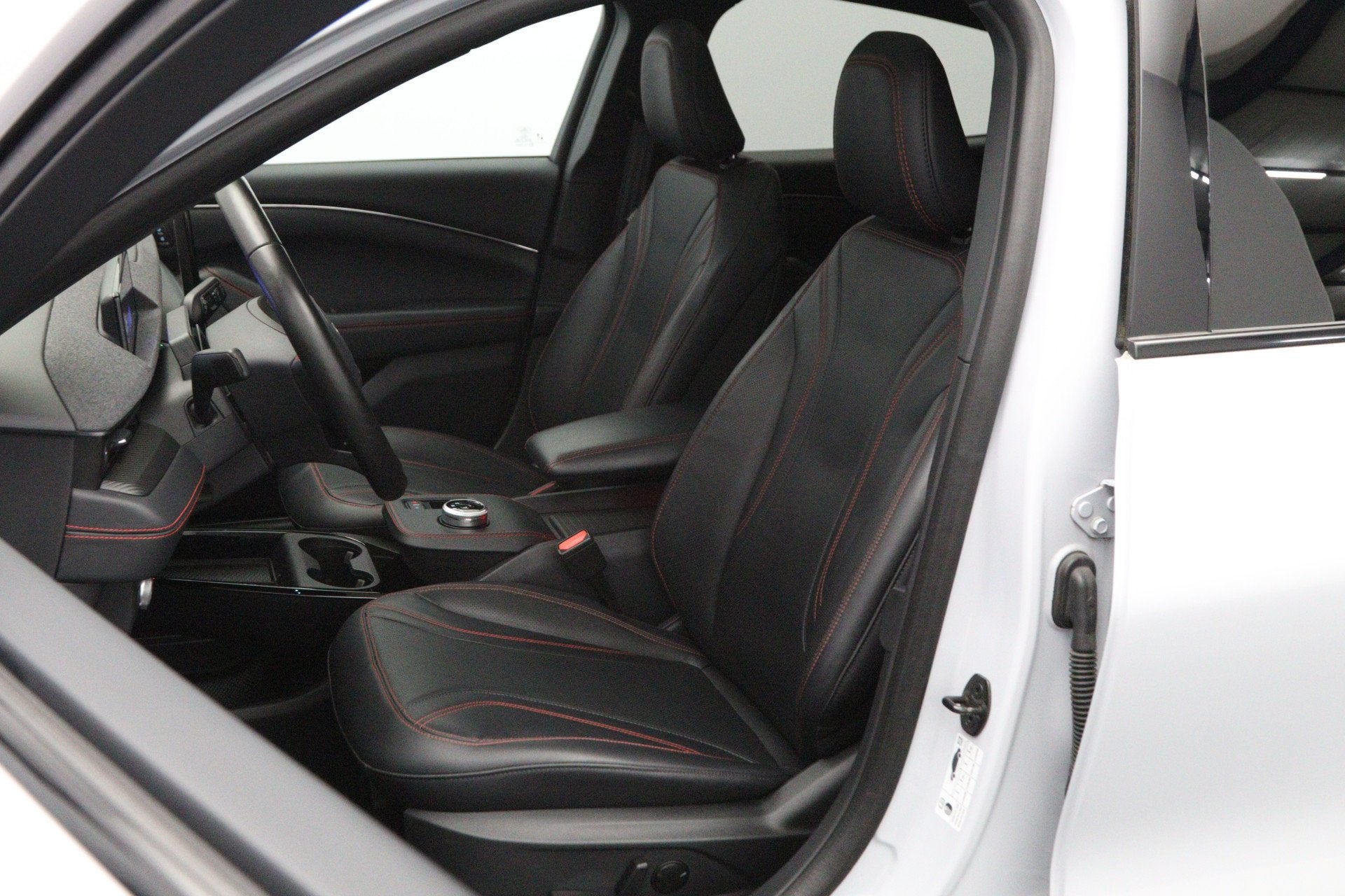 Ford Mustang Mach-E Premium AWD 270 PK 75 kWh , SOH 95 %, Pa, 12 maanden, 0 cilinders, Gebruikt, Wit
