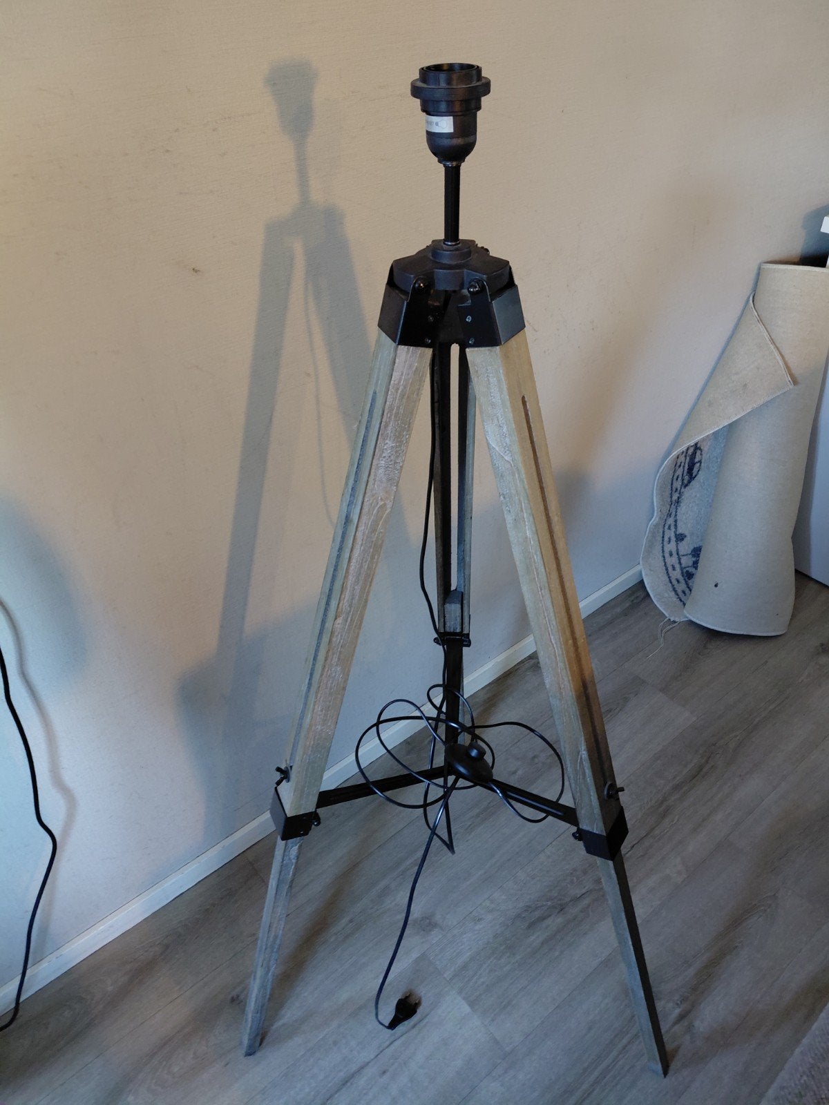 Staande lamp op statief, hout en metaal, E27 fitting, Huis en Inrichting, Lampen | Vloerlampen, Ophalen, 100 tot 150 cm, Industrieel, Modern