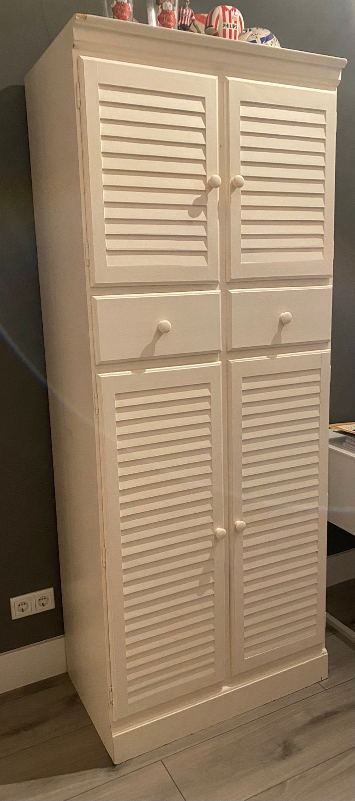 Leuke witte kast met louvre deurtjes, Ophalen, Gebruikt