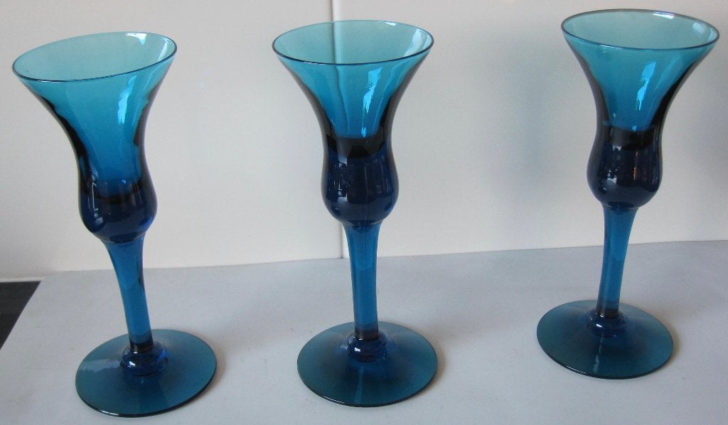 drie borrelglazen op voet - blauw - puntgaaf, Ophalen of Verzenden, Zo goed als nieuw, Borrel- of Shotglas