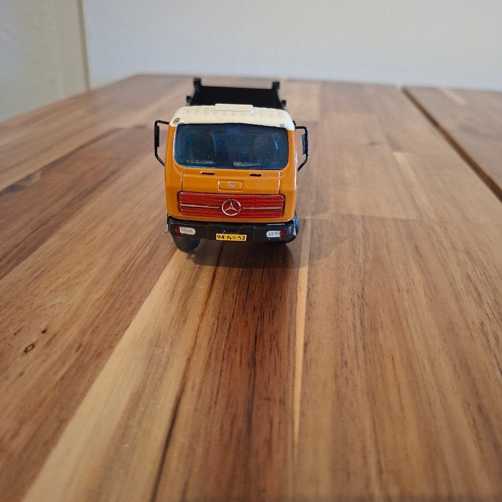 CONRAD 6 X2 Mercedes-Benz Kipper - Oranje kleur Gebr .v. K., Hobby en Vrije tijd, Ophalen of Verzenden, Zo goed als nieuw, Bus of Vrachtwagen